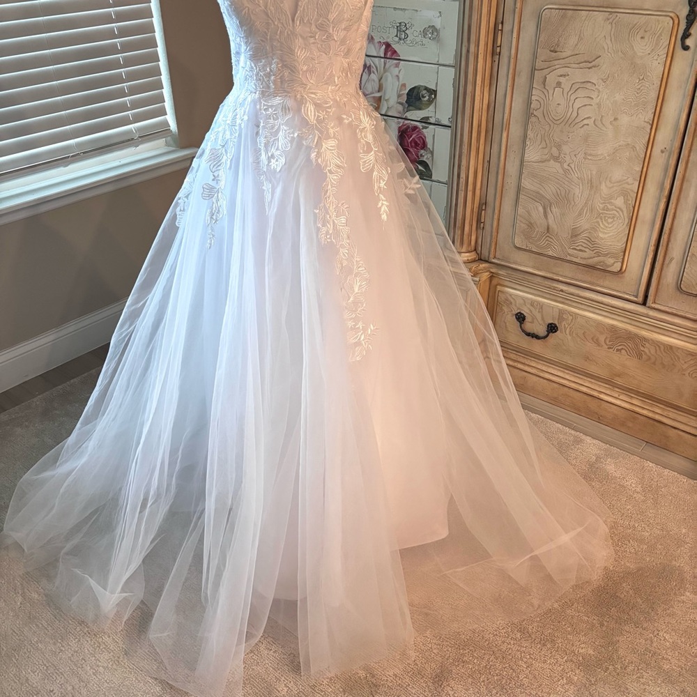 NEW White Wedding Dress, Wedding Dress with Train, Dress with Appliqués, Size LG - Picture 12 of 15